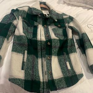 XS avec les filles plaid overshirt shacket warm green white